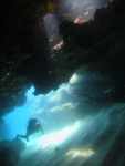 ノースショアの水中洞窟ダイビング