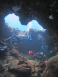 ハワイ、ノースショアの水中洞窟ダイビング