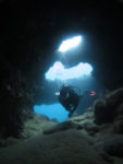 三連スポットライト・ノースショアの水中洞窟ダイビング