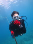 ダイビングをするケンタロウさん