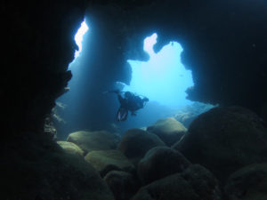ノースショアの洞窟ダイビング